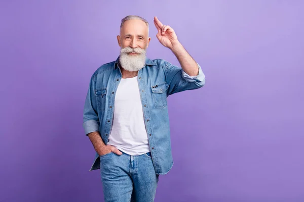 Photo of handsome aged man happy positive smile show fingers hello salute sign isolated over violet color background — Stok fotoğraf