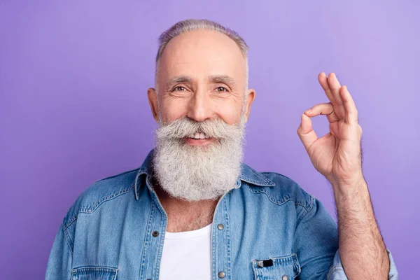Photo of aged man happy positive smile show okay cool perfect alright sign isolated over purple color background — Φωτογραφία Αρχείου