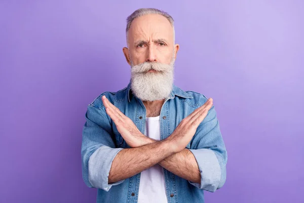 Photo of aged man unhappy sad crossed hands show no stop decline reject sign isolated over purple color background — Foto Stock