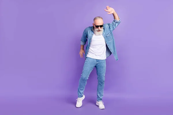 Full size photo of aged man happy positive smile excited enjoy music dance isolated over violet color background — Foto de Stock