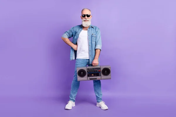 Full body foto van de oude man gelukkig positieve glimlach hipster hold retro boombox geïsoleerd over paarse kleur achtergrond — Stockfoto