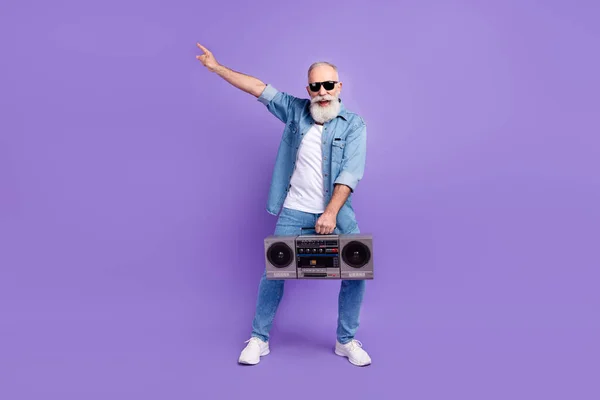 Full size foto van de oude man gelukkig positieve glimlach luister muziek boombox dans geïsoleerd over paarse kleur achtergrond — Stockfoto