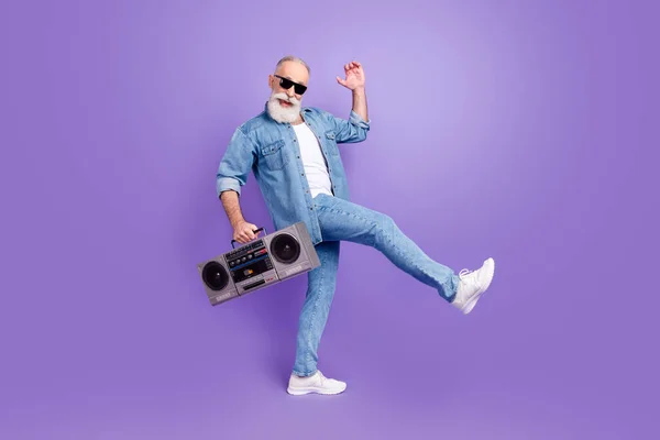 Volledige lengte profiel zijkant foto van oude man gelukkig positieve glimlach dans muziek boombox geïsoleerd over violette kleur achtergrond — Stockfoto