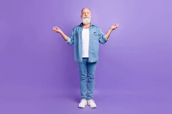 Full size photo of aged man happy positive smile meditate yoga zen om calm isolated over purple color background — Photo