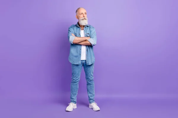 Full body photo of aged business man confident serious folded hands look empty space isolated over violet color background — Fotografia de Stock