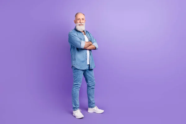 Full body profile side photo of aged handsome man happy positive smile folded hands isolated over violet color background — Fotografia de Stock