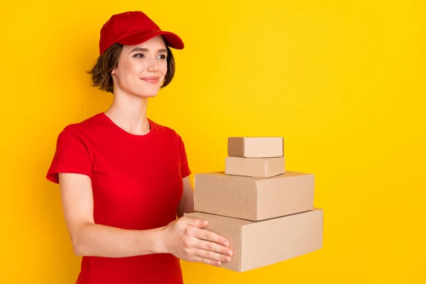 Profile photo of nice optimistic brown hair lady hold box wear t-shirt cap isolated on yellow background — Stok fotoğraf