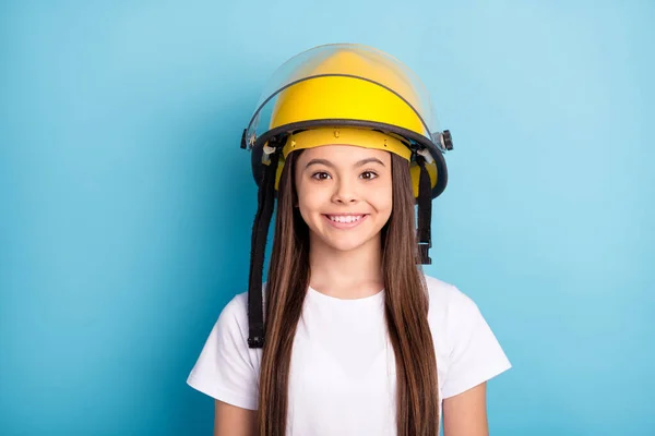 Foto van jong meisje blij positieve glimlach dragen beschermende helm brandweerman geïsoleerd over blauwe kleur achtergrond — Stockfoto