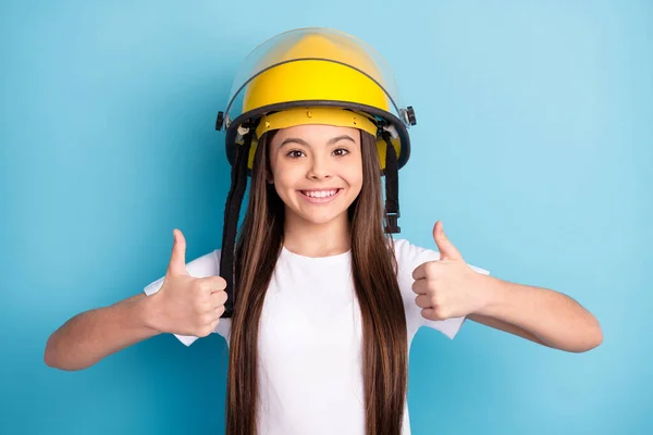 Foto van jong meisje gelukkig positieve glimlach dragen helm show duim-up als koele advertentie geïsoleerd over blauwe kleur achtergrond — Stockfoto