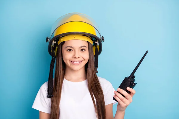 Foto van jonge school meisje blij positieve glimlach dragen helm hold walkie talkie geïsoleerd over blauwe kleur achtergrond — Stockfoto