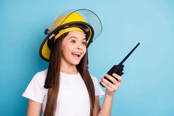 Profiel side photo of young girl happy positive smile wear helm hold walkie talkie urgentie geïsoleerd over blauwe kleur achtergrond — Stockfoto