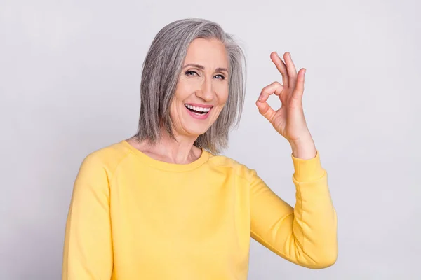Portrait of cheerful good mood beautiful mature woman showing thumb-up excellent isolated on grey color background — Fotografia de Stock