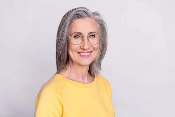 Portrait of happy cheerful smiling mature woman beaming after stomatology treatment isolated on grey color background — Stok fotoğraf