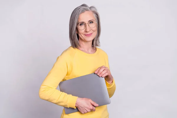Foto von schönen lächelnden positive süße reife Geschäftsfrau in Brille halten Laptop isoliert auf grauem Hintergrund — Stockfoto
