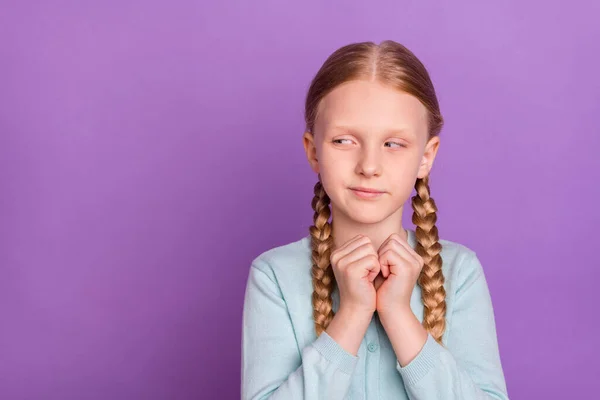 Foto von hinterhältigen bösen kleinen Mädchen halten Fäuste suchen leeren Raum Planung tragen blaues Hemd isoliert violette Farbe Hintergrund — Stockfoto