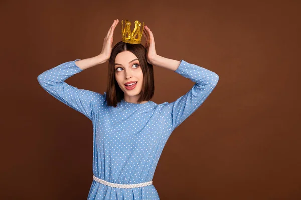 Foto de chica atractiva joven feliz sonrisa positiva reina corona de oro sueño de la realeza aislado sobre fondo de color marrón —  Fotos de Stock