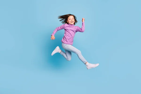 전체 몸길이 사진빠른 고립된 파스텔푸른 색상 배경을 점프작은 소녀 — 스톡 사진