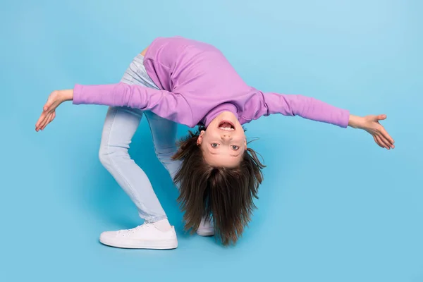 Volledige lengte body size foto schoolmeisje flexibel doen stretching vrolijke geïsoleerde pastel blauwe kleur achtergrond — Stockfoto