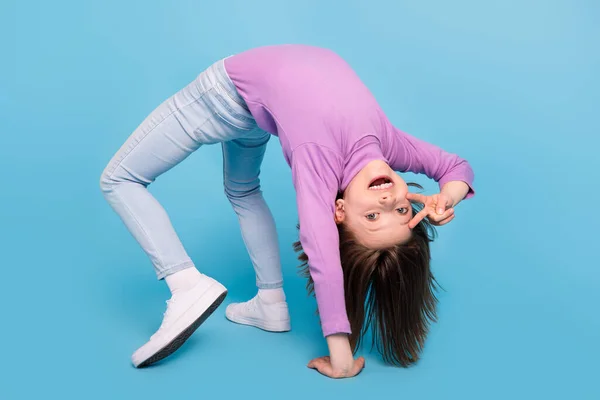 Teljes hossz testméret fotó iskoláslány rugalmas csinál kézenállás mutatja v-jel izolált pasztell kék háttér — Stock Fotó