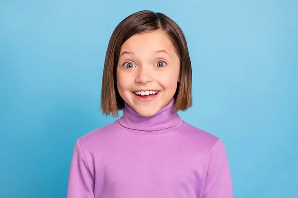 Фотопортрет поражен школьница смотрит счастливый изолированный пастельно-синий цвет фона — стоковое фото