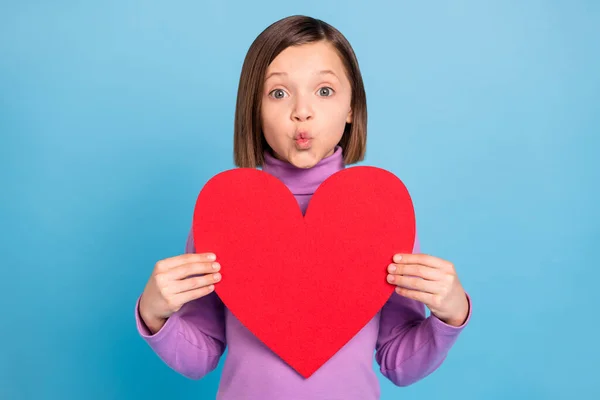 Foto retrato estudante mostrando coração vermelho com lábios despojados isolado pastel azul cor fundo — Fotografia de Stock