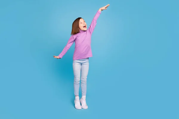 Plná délka tělo velikost holčička usmívá ukazující výšku izolované pastelově modré barvy pozadí — Stock fotografie