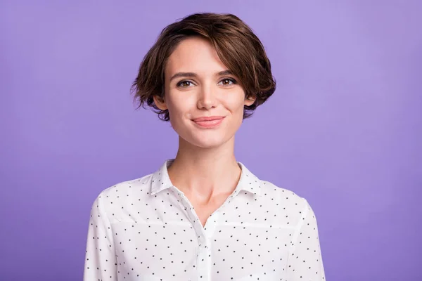 Porträtt av attraktiva muntra innehåll brunhårig flicka agent mäklare isolerad över ljusa violett lila färg bakgrund — Stockfoto