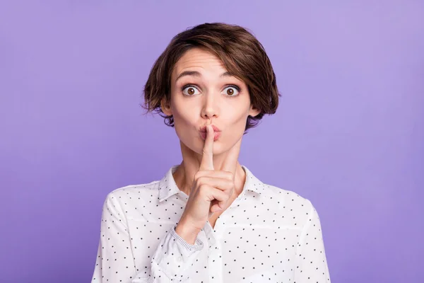 Fotografie půvabná mladá dáma prst pokrývající ústa rty neříkají izolované na fialovém pozadí — Stock fotografie