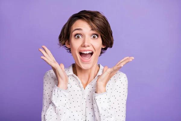 Retrato de atractiva chica alegre sorprendida gerente ejecutivo divertirse grandes noticias aisladas sobre violeta brillante color púrpura fondo — Foto de Stock