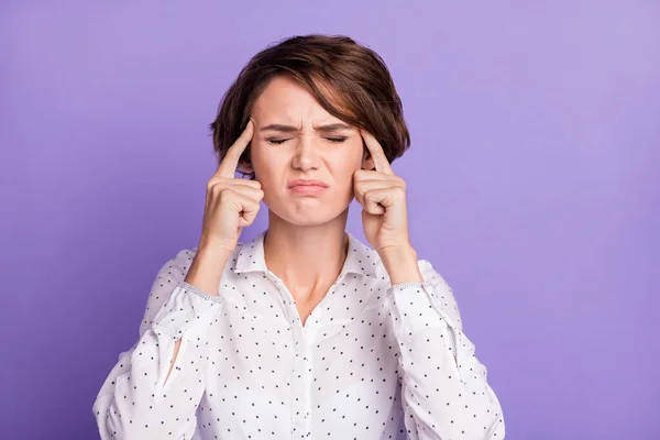 Foto de senhora negativa fechou os olhos dedos no templo irritado irritado isolado no fundo cor violeta — Fotografia de Stock