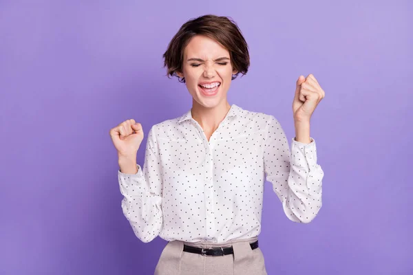 Portret van verrukt dame gesloten ogen open mond vuisten omhoog vieren geïsoleerd op paarse kleur achtergrond — Stockfoto