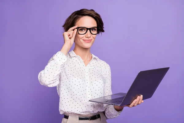 Portrét pěkné brunetky krátké vlasy optimistické Lady typ notebook nosit brýle bílá košile izolované na šeříku barvy pozadí — Stock fotografie