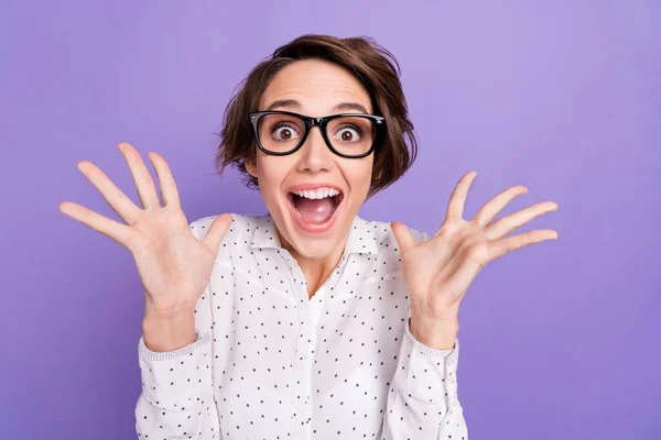 Foto di stupito divertente ragazza braccio a bocca aperta celebrare il successo isolato su sfondo di colore magenta — Foto Stock