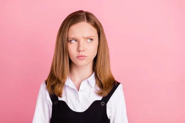 Foto de menina bonita escola infeliz usar uniforme preto branco olhando espaço vazio isolado cor rosa fundo — Fotografia de Stock