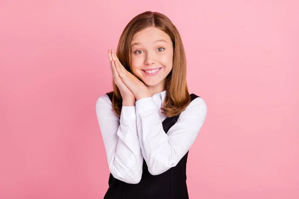 Foto de niña linda escuela impresionada usar negro blanco uniforme brazos juntos barbilla sonriendo aislado color rosa fondo —  Fotos de Stock