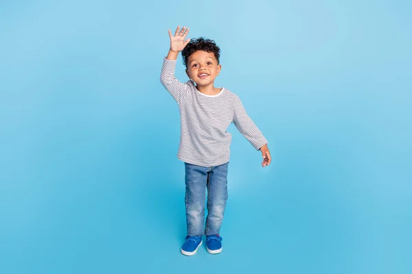 Longitud completa tamaño del cuerpo vista de atractivo alegre chico saludando hola aislado sobre fondo de color azul brillante — Foto de Stock