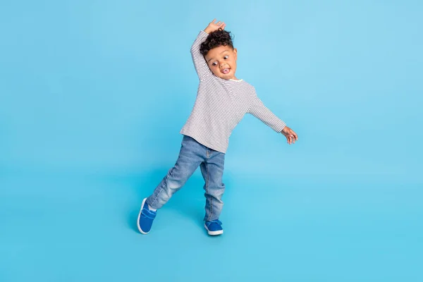 Tam boy vücut ölçülerinde tasasız, neşeli çocuk dansı parlak mavi arka planda izole edilmiş aptal bebek dansı. — Stok fotoğraf