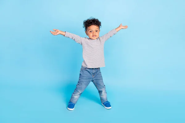Çekici bir çocuğun vücut ölçülerinde geniş bir bakış açısı canlı mavi arka planda izole edilmiş büyük bir kucaklaşma sağlıyor. — Stok fotoğraf