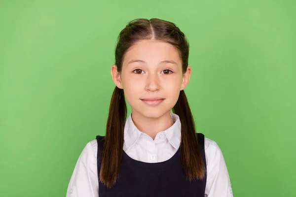 Foto de menina da escola feliz sorriso positivo confiante inteligente 1-setembro isolado sobre fundo de cor verde — Fotografia de Stock