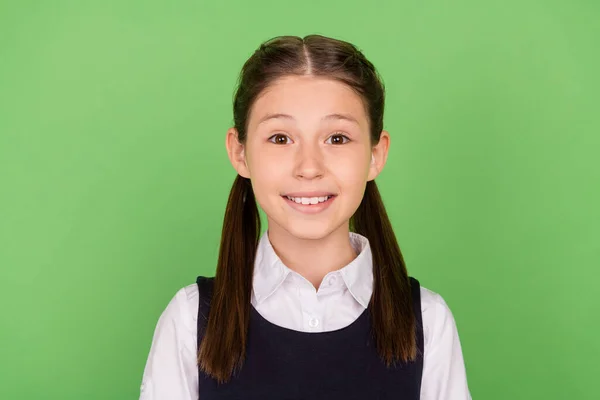 Foto de la encantadora chica de la escuela dulce vestida ropa formal sonriendo aislado color verde fondo —  Fotos de Stock