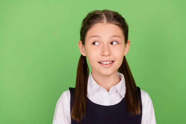 Foto de encantador pensativo estudante vestir roupa formal sorrindo olhando espaço vazio isolado cor verde fundo — Fotografia de Stock