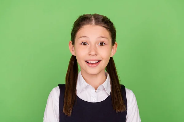 Foto de menina da escola feliz sorriso positivo surpreendido notícias surpresas isoladas sobre fundo de cor verde — Fotografia de Stock