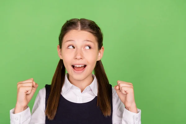 Foto retrato menina sorrindo gesto como vencedor olhando copyspace isolado pastel cor verde fundo — Fotografia de Stock