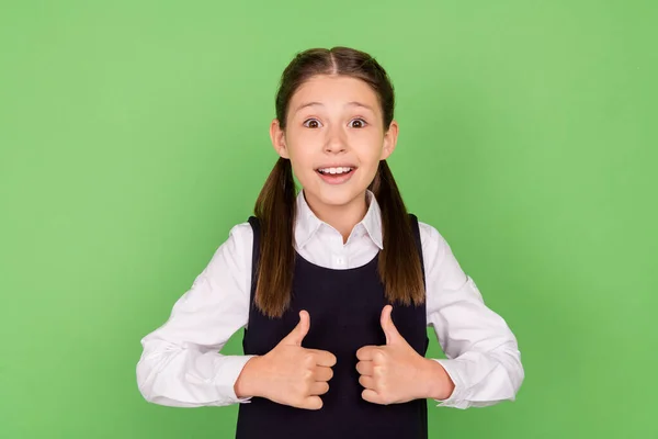 Φωτογραφία πορτρέτο κοριτσάκι χαμογελώντας χαρούμενος δείχνει τον αντίχειρα-up σαν σημάδι απομονωμένο παστέλ πράσινο χρώμα φόντο — Φωτογραφία Αρχείου