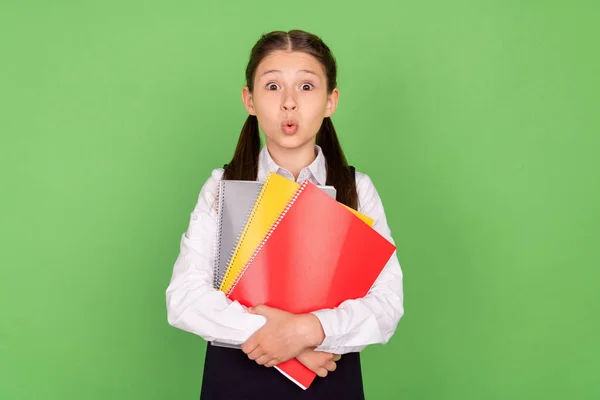 Foto portret schoolmeisje staren verbaasd bijhouden boek in school bibliotheek geïsoleerde pastel groene kleur achtergrond — Stockfoto