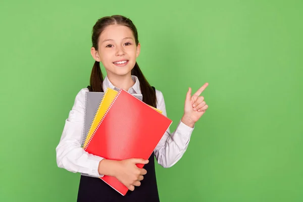 Okulda kayıt tutan fotoğrafçı kız parmak kopyalama alanı izole edilmiş pastel yeşil arka plan — Stok fotoğraf