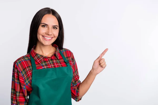 Foto di affascinante felice bella giovane donna punto dito vuoto venditore spazio isolato su sfondo di colore grigio — Foto Stock