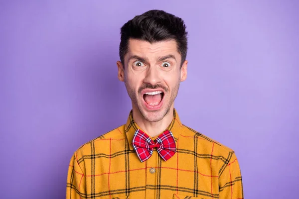 Photo of young man amazed shocked surprised fake novelty news isolated over violet color background — Stock Photo, Image