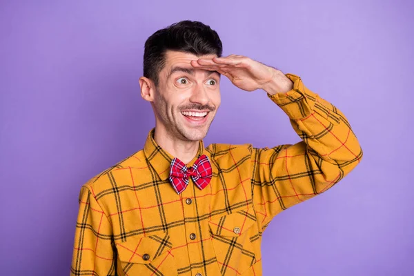 Photo de jeune homme heureux sourire positif main toucher front regarder vers l'avant isolé sur fond de couleur violette — Photo