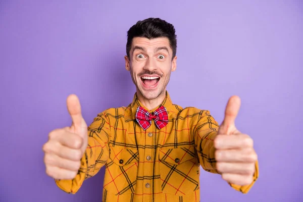 Foto de joven emocionado hombre feliz sonrisa positiva mostrar pulgar hacia arriba fresco como anuncio perfecto aislado sobre fondo de color púrpura — Foto de Stock